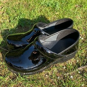 SOLD!  Dansko Clogs -NEW- Shiny Black -Size 9 (39)